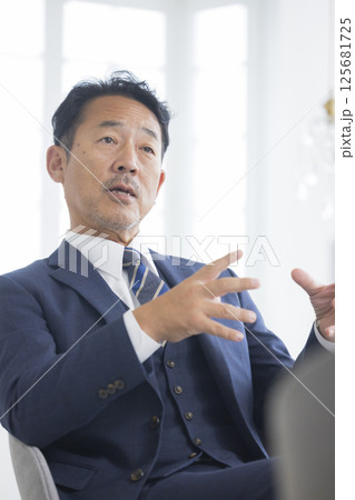 取材を受けるビジネスマン　  125681725