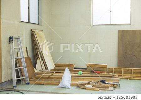 解体作業現場で働く作業員 解体作業現場で働く作業員 125681983
