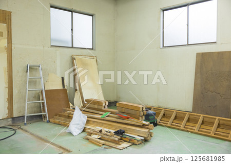 解体作業現場で働く作業員　　 125681985