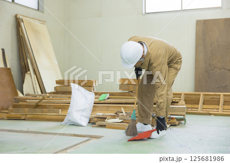 解体作業現場で働く作業員　　 125681986