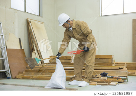 解体作業現場で働く作業員　　 125681987