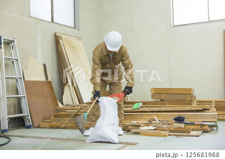 解体作業現場で働く作業員　　 125681988