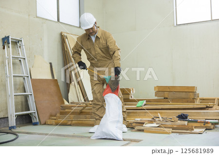 解体作業現場で働く作業員　　 125681989