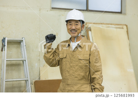 解体作業現場で働く作業員　　 125681993