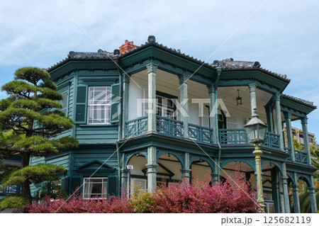 神戸の日本庭園の相楽園にある旧外国人居留の住宅 125682119