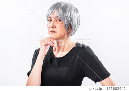 冷たい視線の白髪シニア女性 125682442