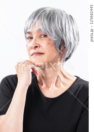 顎に手をあてて考えるシニア女性 顎に手をあてて考えるシニア女性 125682445