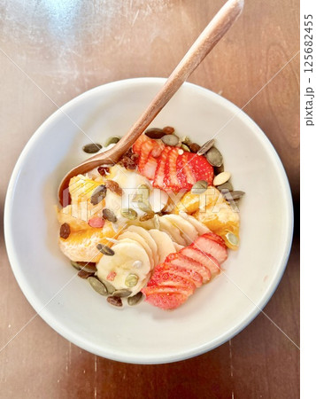 写真素材：朝ごはん　オートミールボウル 125682455