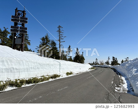 夏季の道路開通直後の渋峠_雪の壁_ゴールデンウィーク 125682993