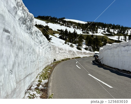 夏季の道路開通直後の渋峠_雪の壁_ゴールデンウィーク 125683010