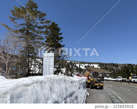 夏季の道路開通直後の渋峠_雪の壁_ゴールデンウィーク 夏季の道路開通直後の渋峠_雪の壁_ゴールデンウィーク 125683028