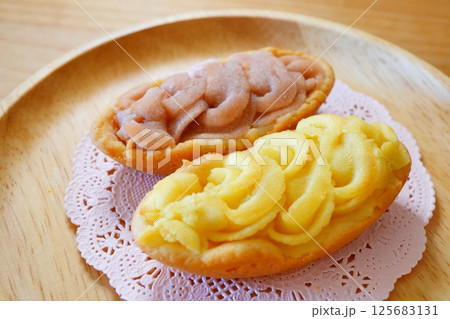 ご当地タルト。群馬県のスイートポテトタルトと茨城県のいばらキッスタルト。 125683131