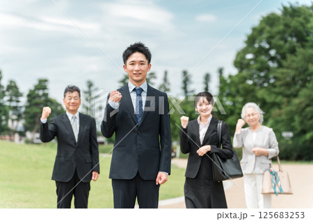 スーツ姿の若者とシニアの男女ビジネスマン(M&A・後継者・事業継承・跡取り・売却・買収・世代交代) スーツ姿の若者とシニアの男女ビジネスマン(M&A・後継者・事業継承・跡取り・売却・買収・世代交代) 125683253