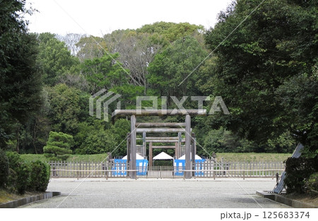 神武天皇陵(畝傍山東北陵)の拝所 神武天皇陵(畝傍山東北陵)の拝所 125683374
