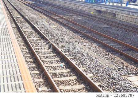茨城県水戸市の駅のホームから長く続く電車の線路 茨城県水戸市の駅のホームから長く続く電車の線路 125683797