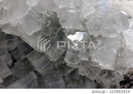 white salt crystal 125683819