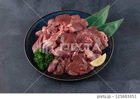 鶏の生のレバーとハツ 鶏の生のレバーとハツ 125683851