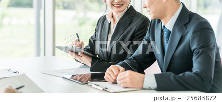 商談・面談・ミーティングする男女の若いアジア人ビジネスマン 125683872