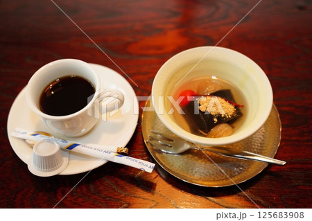 コーヒーとミルク コーヒーとミルク 125683908