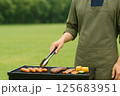 バーベキューをしている人 125683951