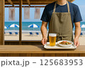 海の家で飲食物を提供するスタッフ 125683953