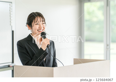 ミーティング,研修,プレゼンで発表するビジネスウーマン 125684067