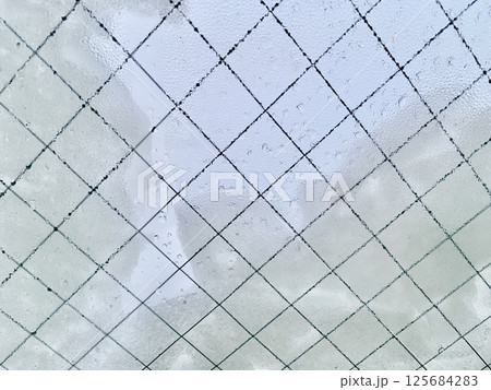 写真素材: 窓についた雪と水滴のイメージ　 125684283