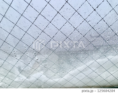 写真素材: 窓についた雪と水滴のイメージ　 125684284