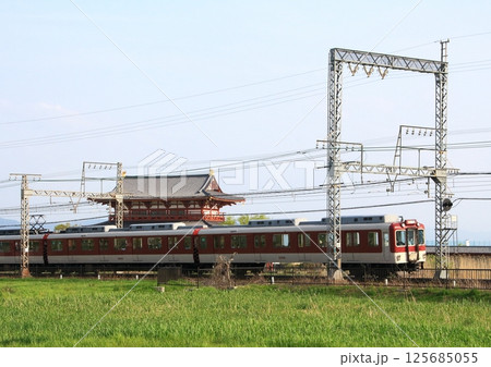 世界遺産奈良平城宮跡に復元された朱雀門前を走行する近鉄電車 世界遺産奈良平城宮跡に復元された朱雀門前を走行する近鉄電車 125685055