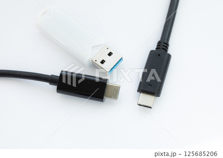 白背景の2本のUSBーCとスティックメモリのイメージ風景 125685206