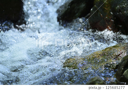 小川の水の流れ 125685277