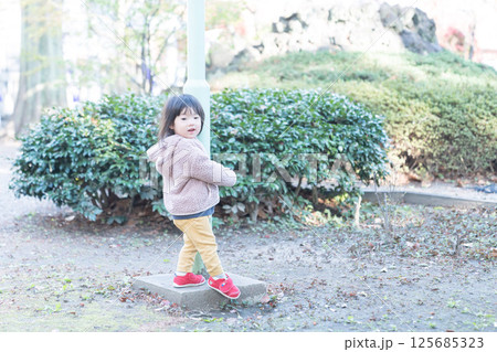 神社で遊ぶ日本人の女の子 125685323