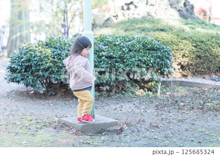 神社で遊ぶ日本人の女の子 125685324