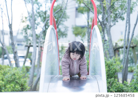 公園の滑り台で遊ぶ女の子 125685458