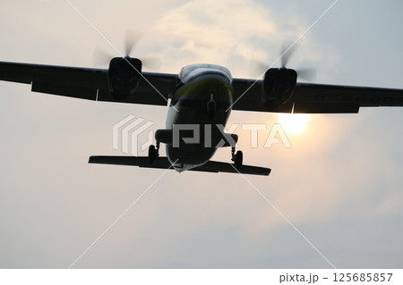 プロペラ機 飛行機 航空機 125685857