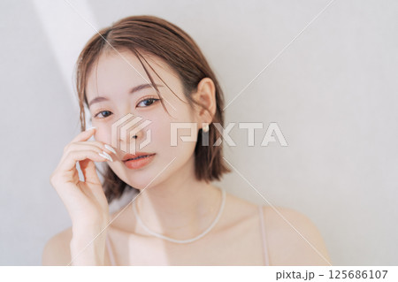 若い女性のビューティーイメージ　　 125686107