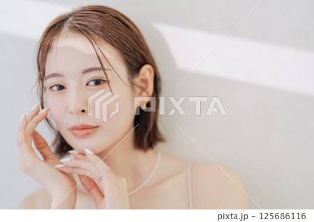 若い女性のビューティーイメージ　　 125686116