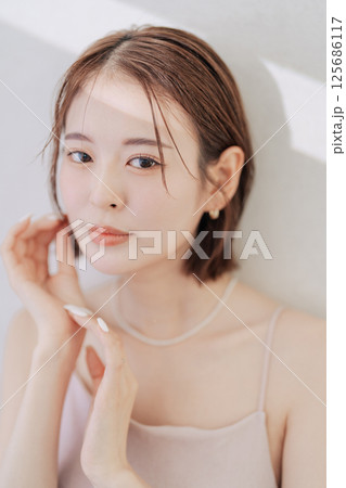 若い女性のビューティーイメージ　　 125686117