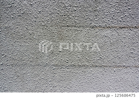 でこぼこしたブロック塀 125686475