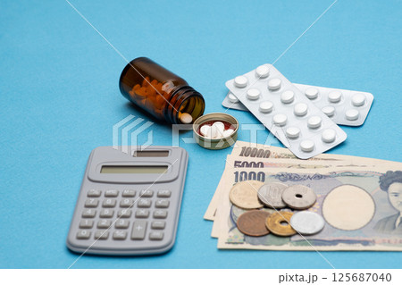 薬とお金のイメージ 薬とお金のイメージ 125687040