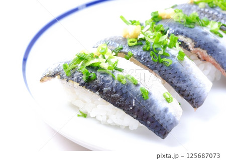 新鮮そのものの、いわしの握り寿司 新鮮そのものの、いわしの握り寿司 125687073