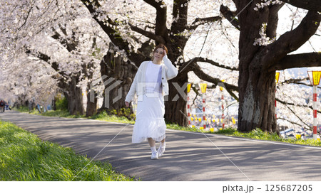 woman visit visit the cherry blossom in hitome senbonzakura in sendai, Japan	 125687205