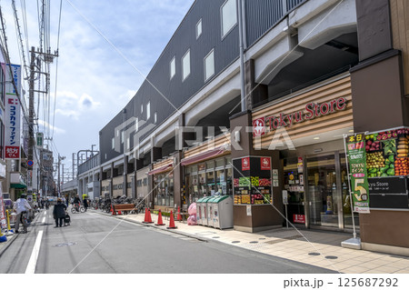 東京都目黒区の都市風景　祐天寺駅 125687292