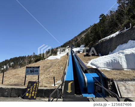 志賀高原横手山スキー場のスカイレーター_残雪のゴールデンウィーク 125687466