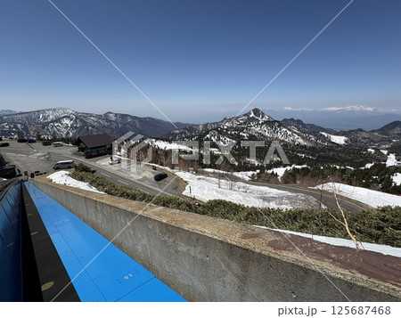 志賀高原横手山スキー場のスカイレーター_残雪のゴールデンウィーク 志賀高原横手山スキー場のスカイレーター_残雪のゴールデンウィーク 125687468