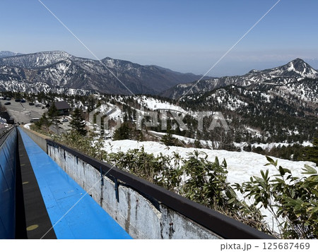 志賀高原横手山スキー場のスカイレーター_残雪のゴールデンウィーク 志賀高原横手山スキー場のスカイレーター_残雪のゴールデンウィーク 125687469