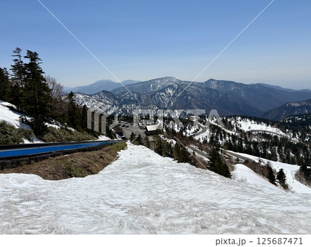 志賀高原横手山スキー場のスカイレーター_残雪のゴールデンウィーク 125687471