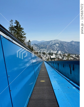 志賀高原横手山スキー場のスカイレーター_残雪のゴールデンウィーク 125687472