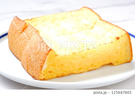 厚切りのフレンチトーストは朝食にぴったり 厚切りのフレンチトーストは朝食にぴったり 125687605