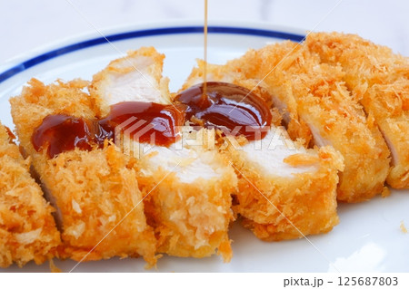 揚げ立てでサクサクの食感の、おいしいトンカツ(ロースカツ) 揚げ立てでサクサクの食感の、おいしいトンカツ(ロースカツ) 125687803